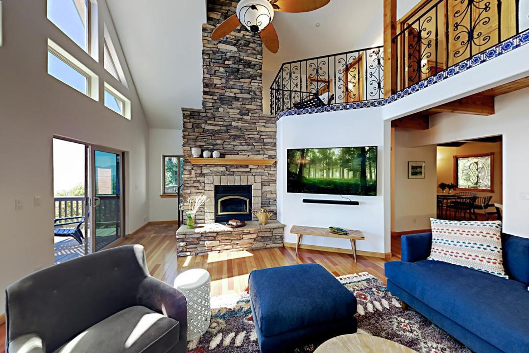 Photo of Livingroom in Crestline
