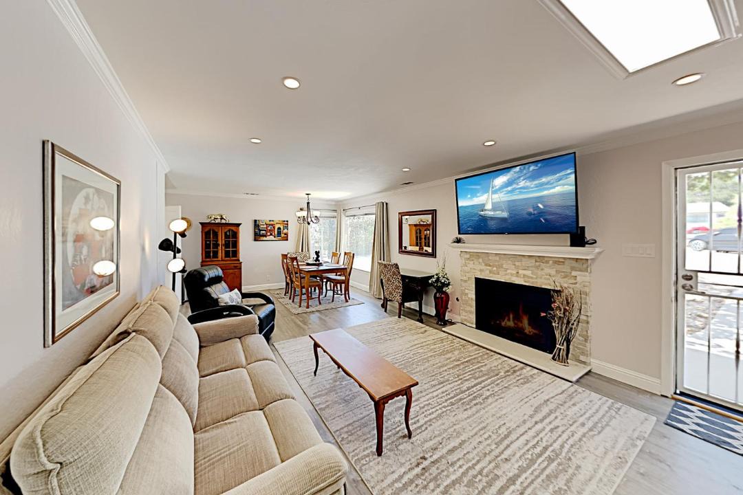 Photo of Livingroom in Del Rey Oaks