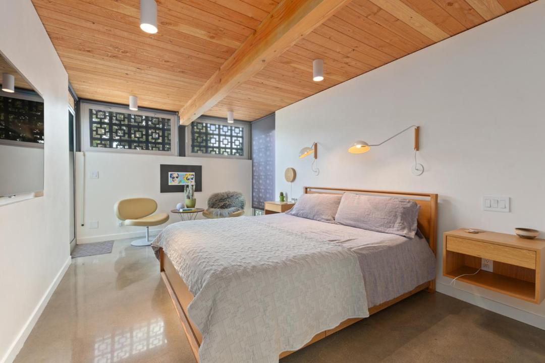 Photo of Bedroom in Newport Shores