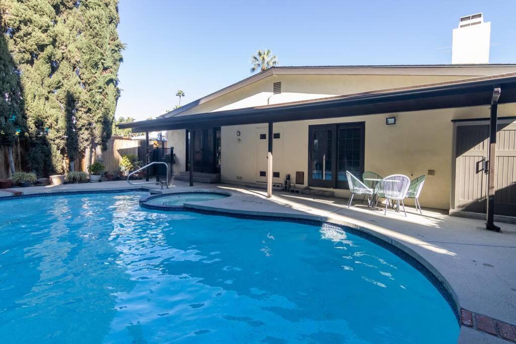 Photo of Outdoor in Valley Glen