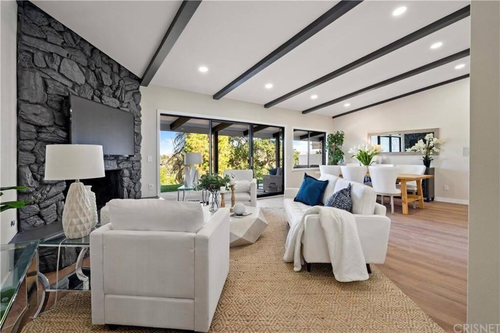 Photo of Livingroom in Woodland Hills