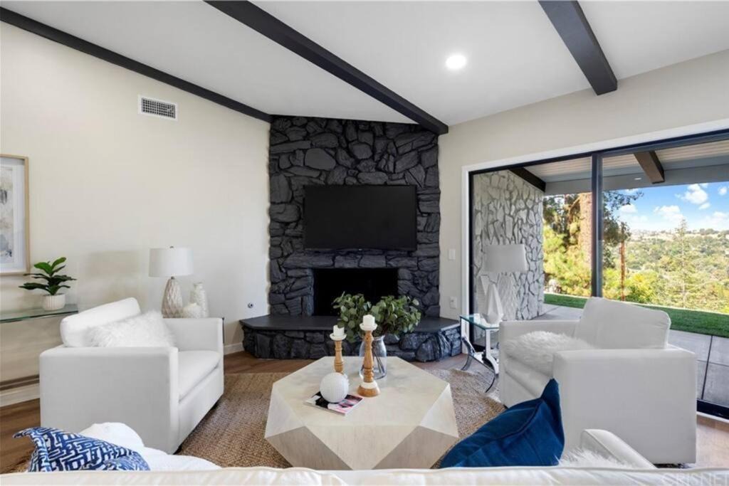 Photo of Livingroom in Woodland Hills