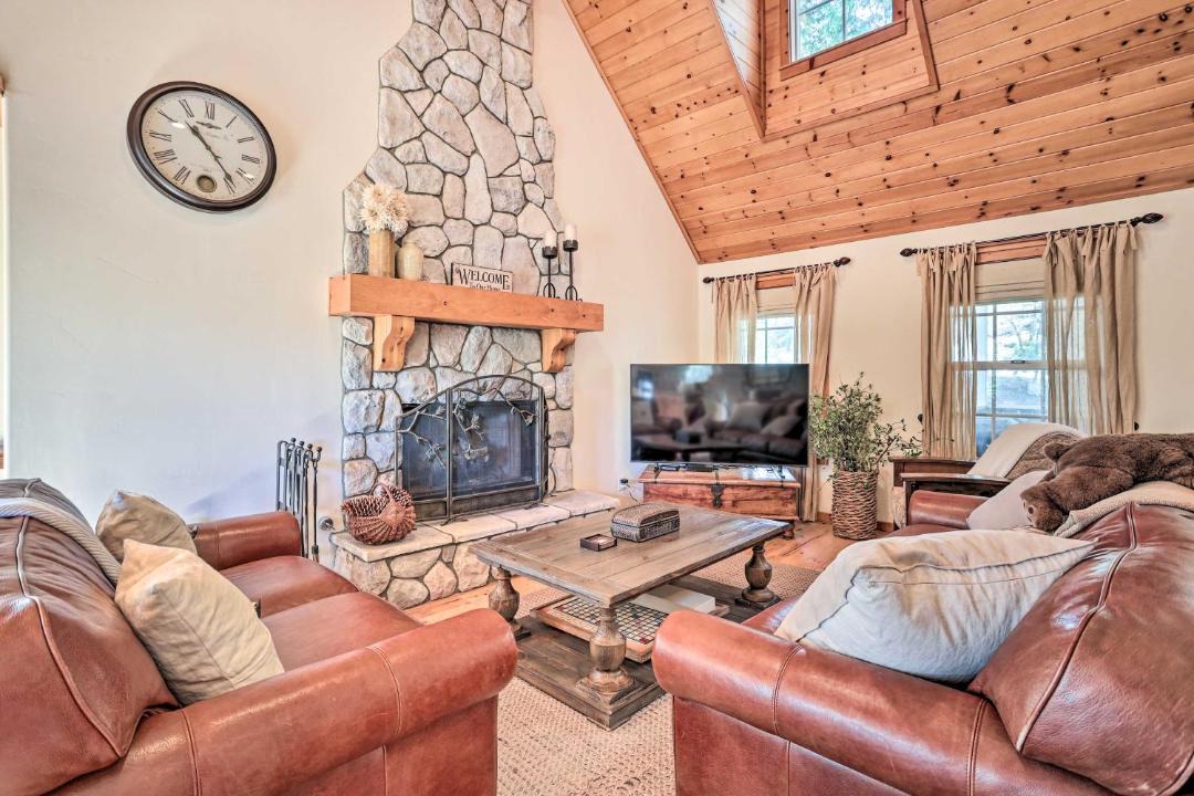 Photo of Livingroom in Lake Arrowhead