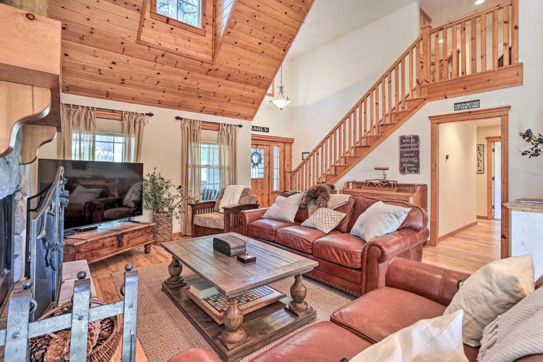 Photo of Livingroom in Lake Arrowhead