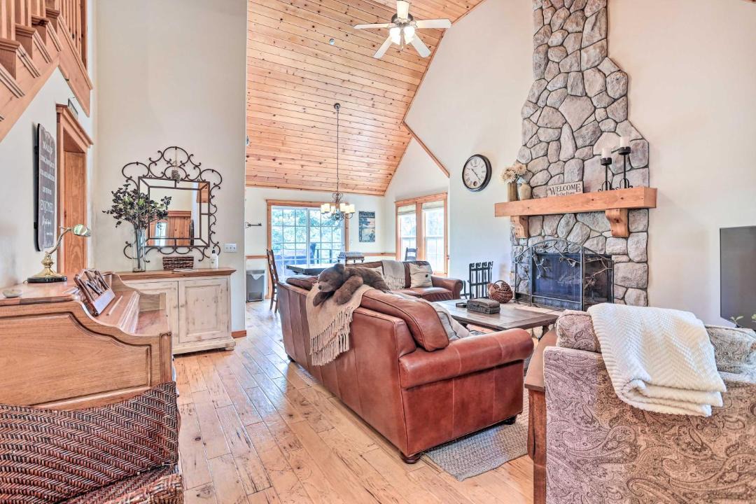 Photo of Livingroom in Lake Arrowhead