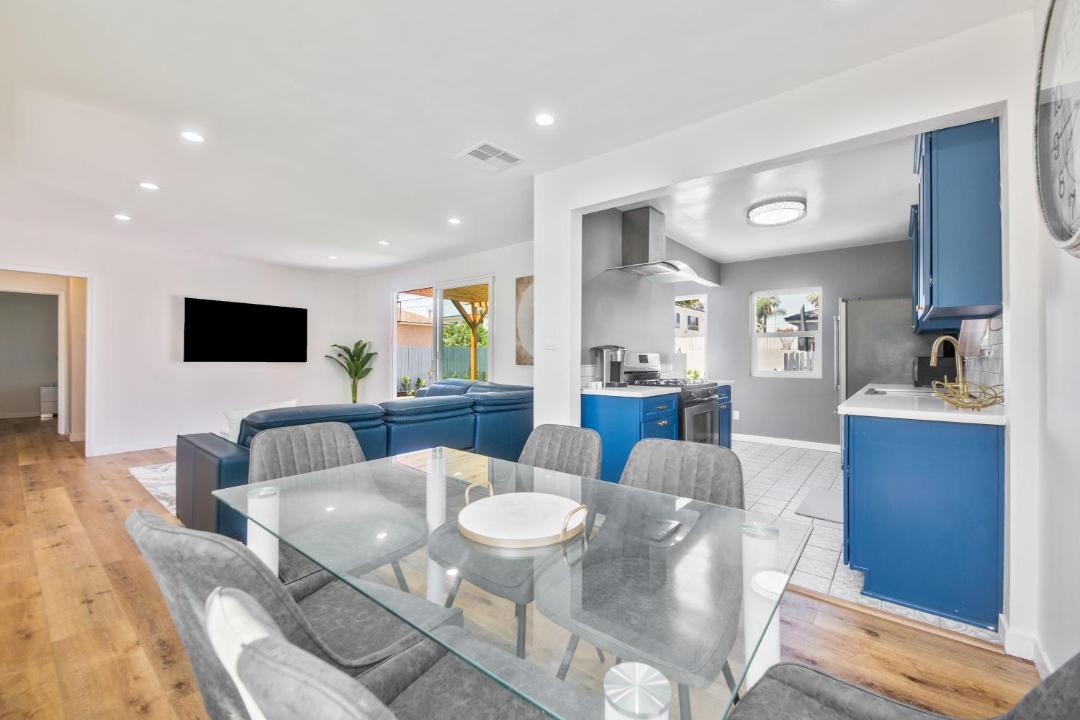 Photo of Livingroom in Reseda