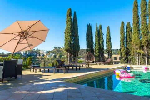 Photo of Outdoor in Hollywood Hills West