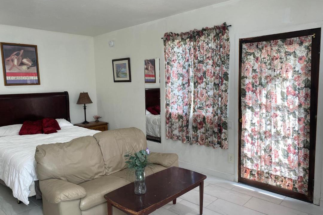 Photo of Livingroom in Van Nuys