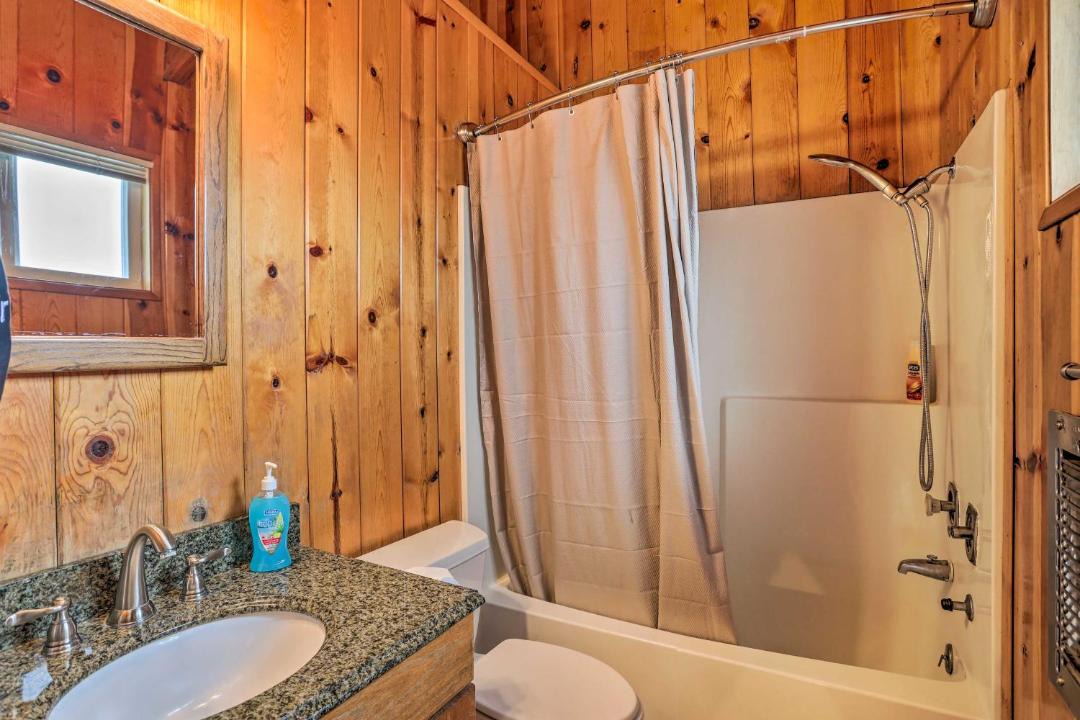 Photo of Bathroom in Twin Peaks