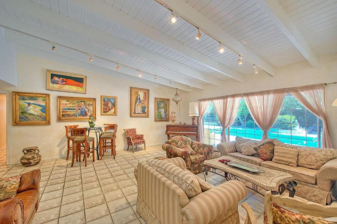 Photo of Livingroom in Woodland Hills