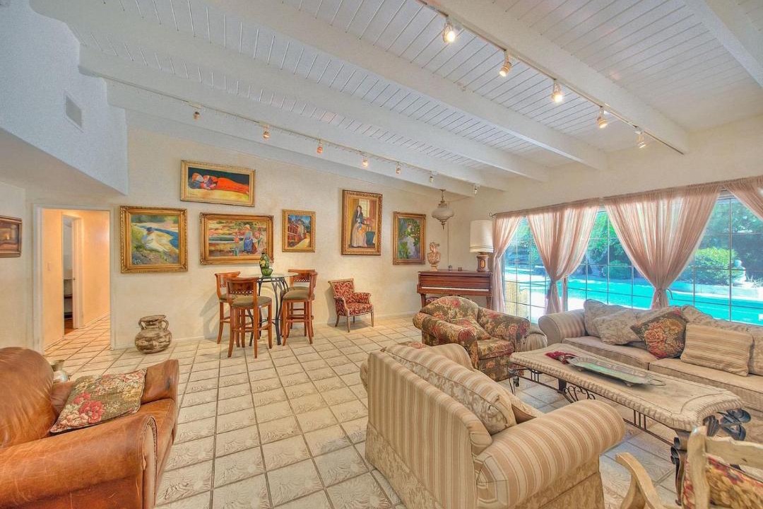 Photo of Livingroom in Woodland Hills