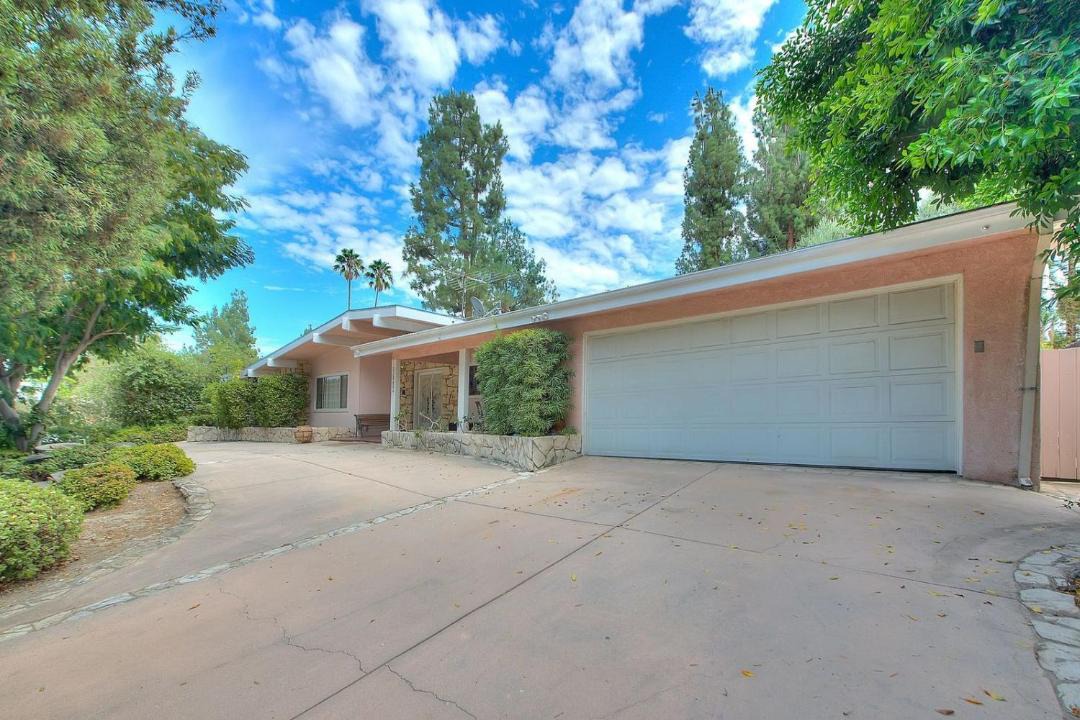 Photo of Buildings in Woodland Hills