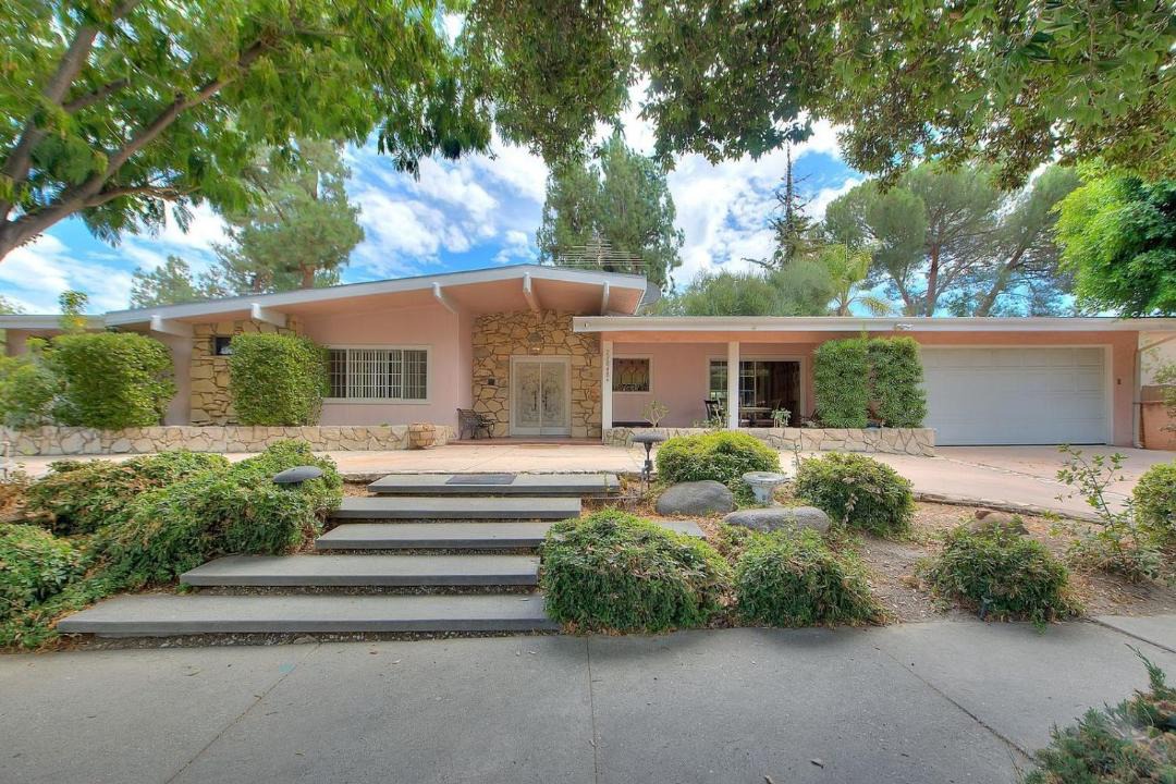 Photo of Buildings in Woodland Hills