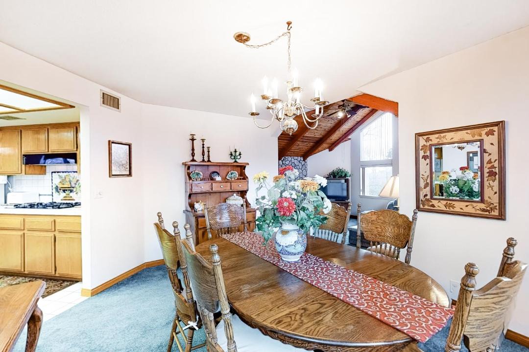 Photo of Livingroom in Lake Arrowhead