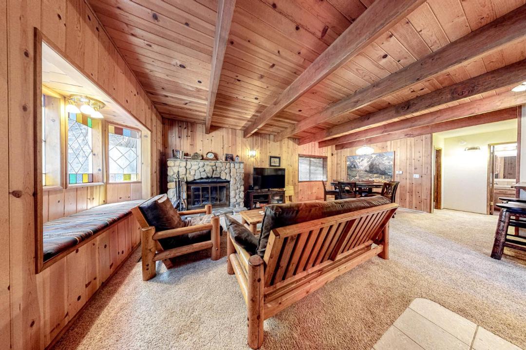 Photo of Livingroom in Lake Arrowhead