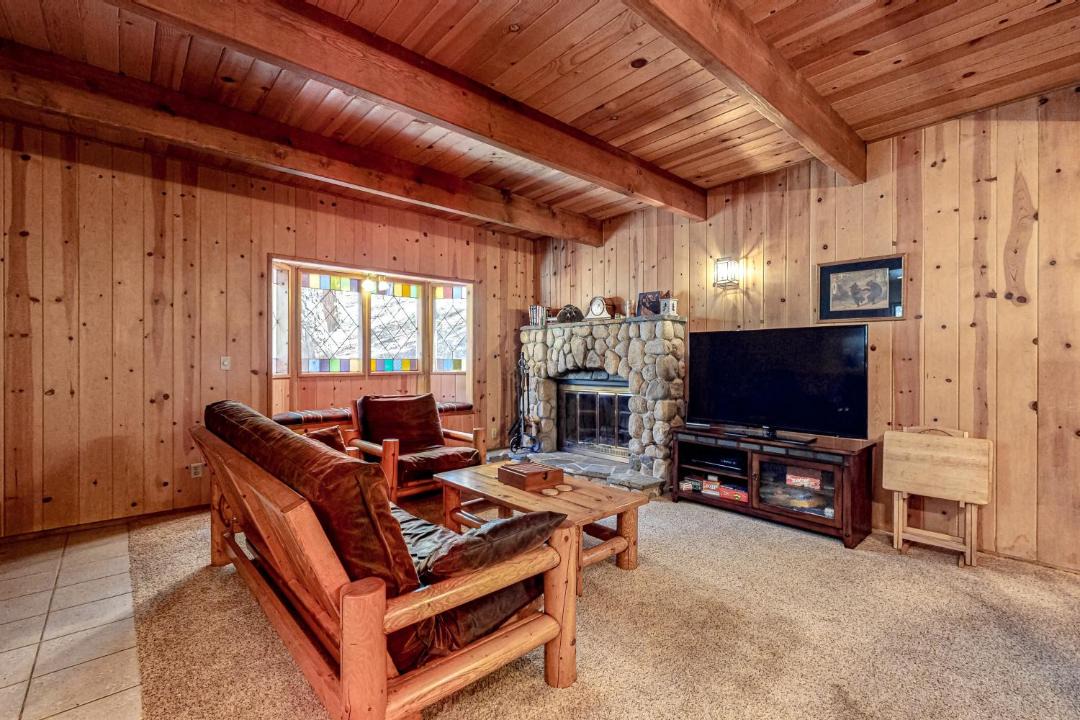 Photo of Livingroom in Lake Arrowhead