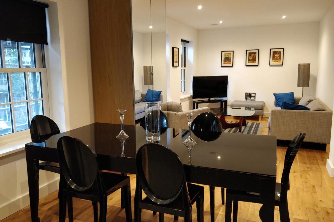 Photo of Livingroom in Oval