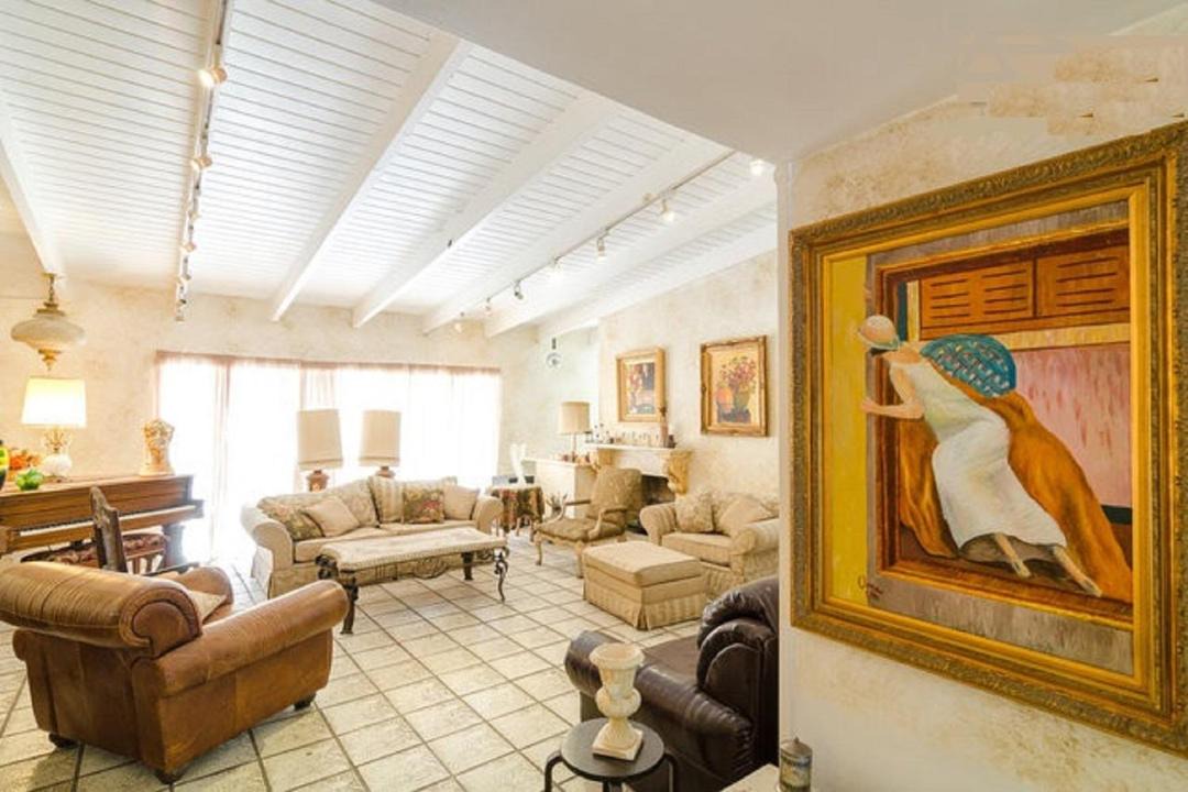 Photo of Livingroom in Woodland Hills