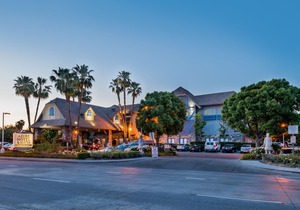 Azure Hotel&Suites Ontario Trademark Collection by Wyndham