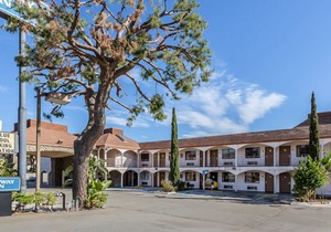 Rodeway Inn Magic Mountain Area