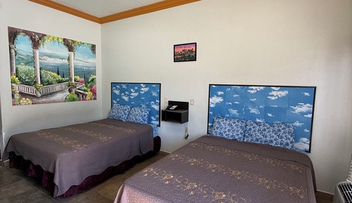 Family Single Room, 2 Queen Beds, Smoking