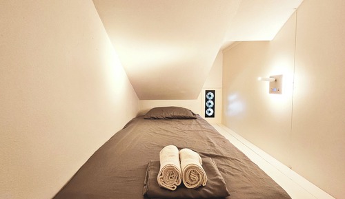 Shared Dormitory, Women only