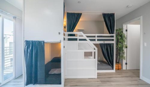 Single Bed in Mixed Dormitory Room