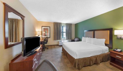 Queen studio with 1 Queen Bed - Disability Access/Non-Smoking