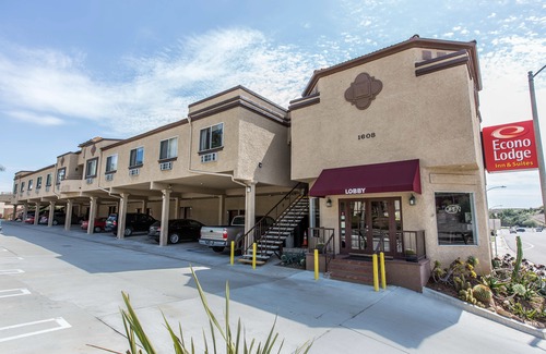 Fallbrook Hotel | Econo Lodge Inn & Suites Fallbrook Downtown