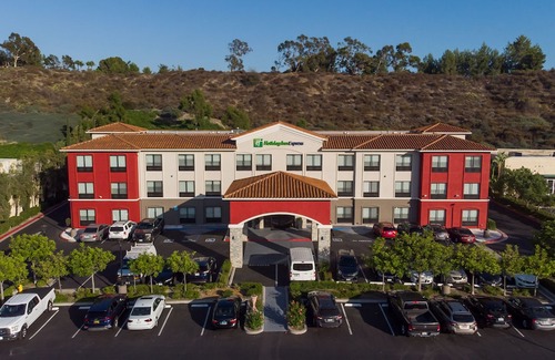 Lake Forest Hotel | Holiday Inn Express & Suites - Lake Forest, an Ihg Hotel