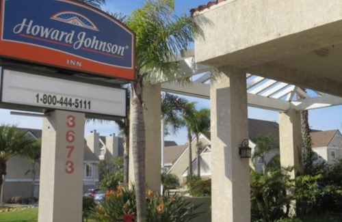 Delthorne Hotel | Howard Johnson by Wyndham Torrance