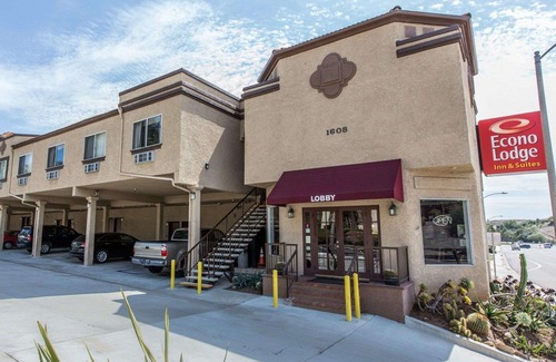 Fallbrook Hotel | Econo Lodge Inn & Suites Fallbrook Downtown