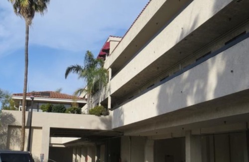 Delthorne Hotel | Howard Johnson by Wyndham Torrance