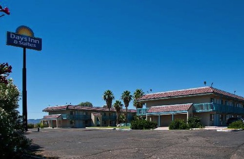 Needles Hotel | Days Inn & Suites by Wyndham Needles