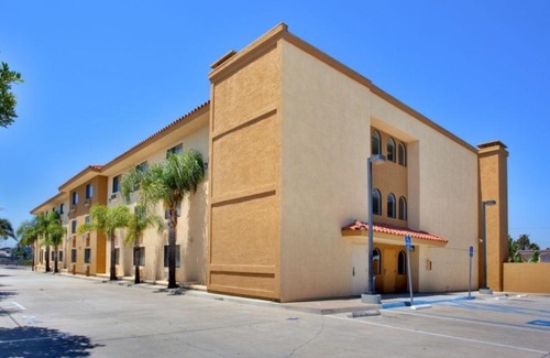 East Side Costa Mesa Hotel | Holiday Inn Express Costa Mesa, an Ihg Hotel