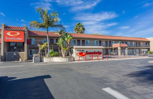 Central Escondido Hotel | Econo Lodge Inn & Suites Escondido Downtown