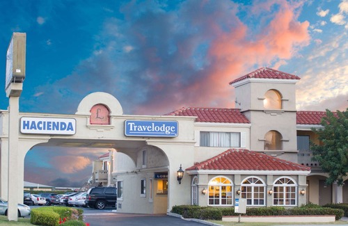 Downtown Hotel | Travelodge by Wyndham Costa Mesa Newport Beach Hacienda