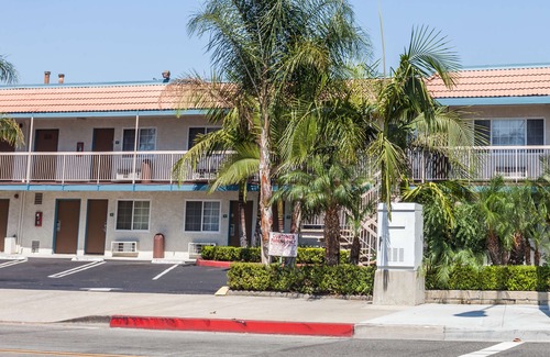 Northwest Anaheim Hotel | Travelodge by Wyndham Fullerton Near Anaheim