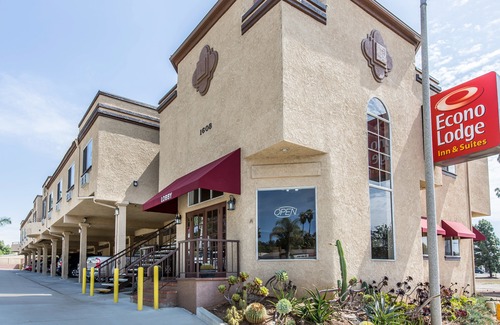 Fallbrook Hotel | Econo Lodge Inn & Suites Fallbrook Downtown