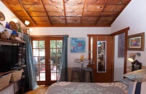 Norma Triangle Apartment | Cozy Private Duplex Studio w large patio-Central West Hollywood~98% Walk Score