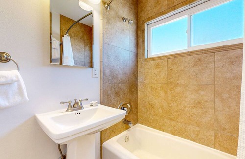 Old Towne Condo | Sunny condo by the beach with a full kitchen, balcony, & water view
