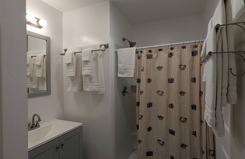 Klamath Cabin | Perfect home base for all things "Redwoods"! Space to park boat. Dog friendly.