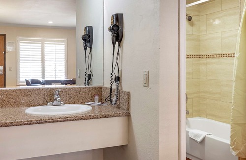 Moreno Valley Hotel | Econo Lodge Moreno Valley