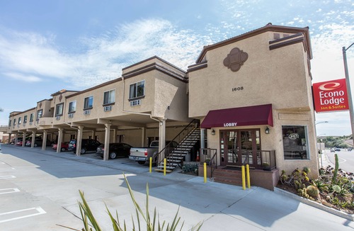 Fallbrook Hotel | Econo Lodge Inn & Suites Fallbrook Downtown