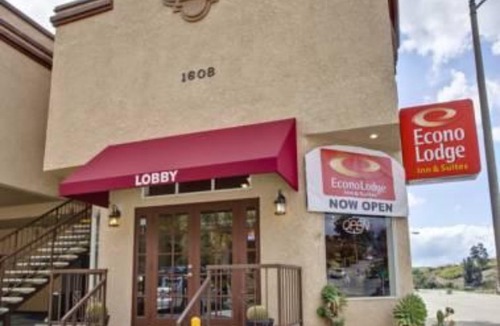 Fallbrook Hotel | Econo Lodge Inn & Suites Fallbrook Downtown