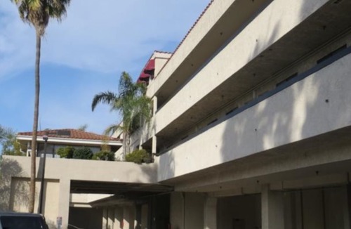 Delthorne Hotel | Howard Johnson by Wyndham Torrance