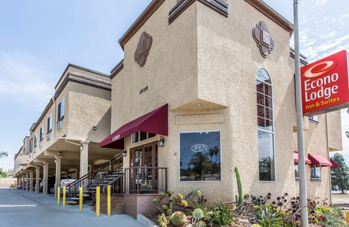 Fallbrook Hotel | Econo Lodge Inn & Suites Fallbrook Downtown