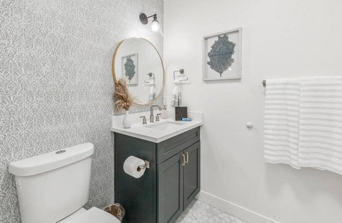 Huntington Beach House | LUXURY 2bdrm Townhome- Close2️⃣Beach & Main St! E-bikes! Pet friendly!