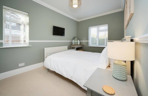 Rustington House | Super 5 Bedroom Family Friendly Retreat Rustington