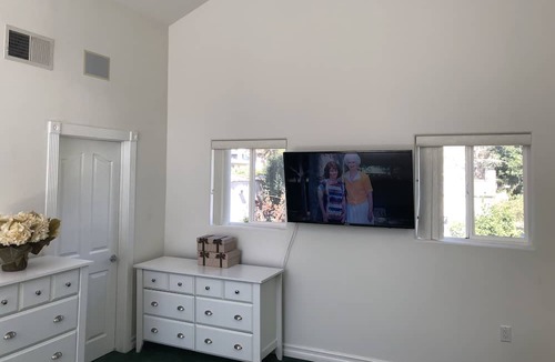 Westwood House | Large Luxury West Los Angeles Guesthouse with Housekeeping